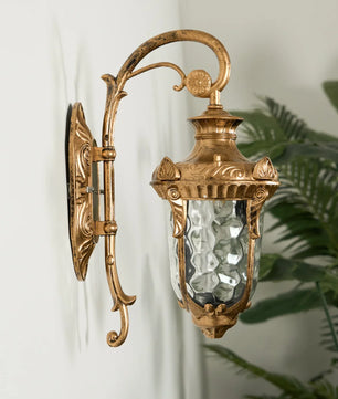 Heritage Outdoor Wall Lamp